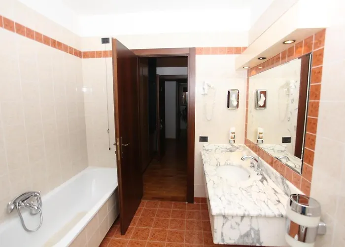 Ecohotel Ristorante Milano 博尔戈阿莫扎诺